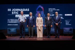 La vicepresidenta Raquel Peña acompañada del embajador de España en RD, Antonio Pérez-Hernández y Torra; del MCCE Rafael García Hernández, del CCN, Luis Jiménez y el director del DNI, Luis Soto.