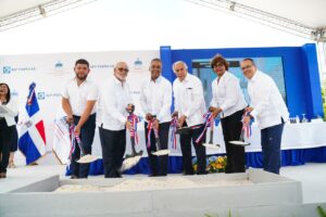 Autoridades del Gobierno central, municipal y ejecutivos de la AFP Popular, mientas dan dejan iniciada la obra