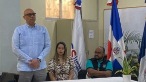 El director ejecutivo del CNCS, Juan Gabriel Gautreaux, del Instituto Salesiano Don Bosco, el padre Wilson Rosario y Bianca Pouerie del CNCS.