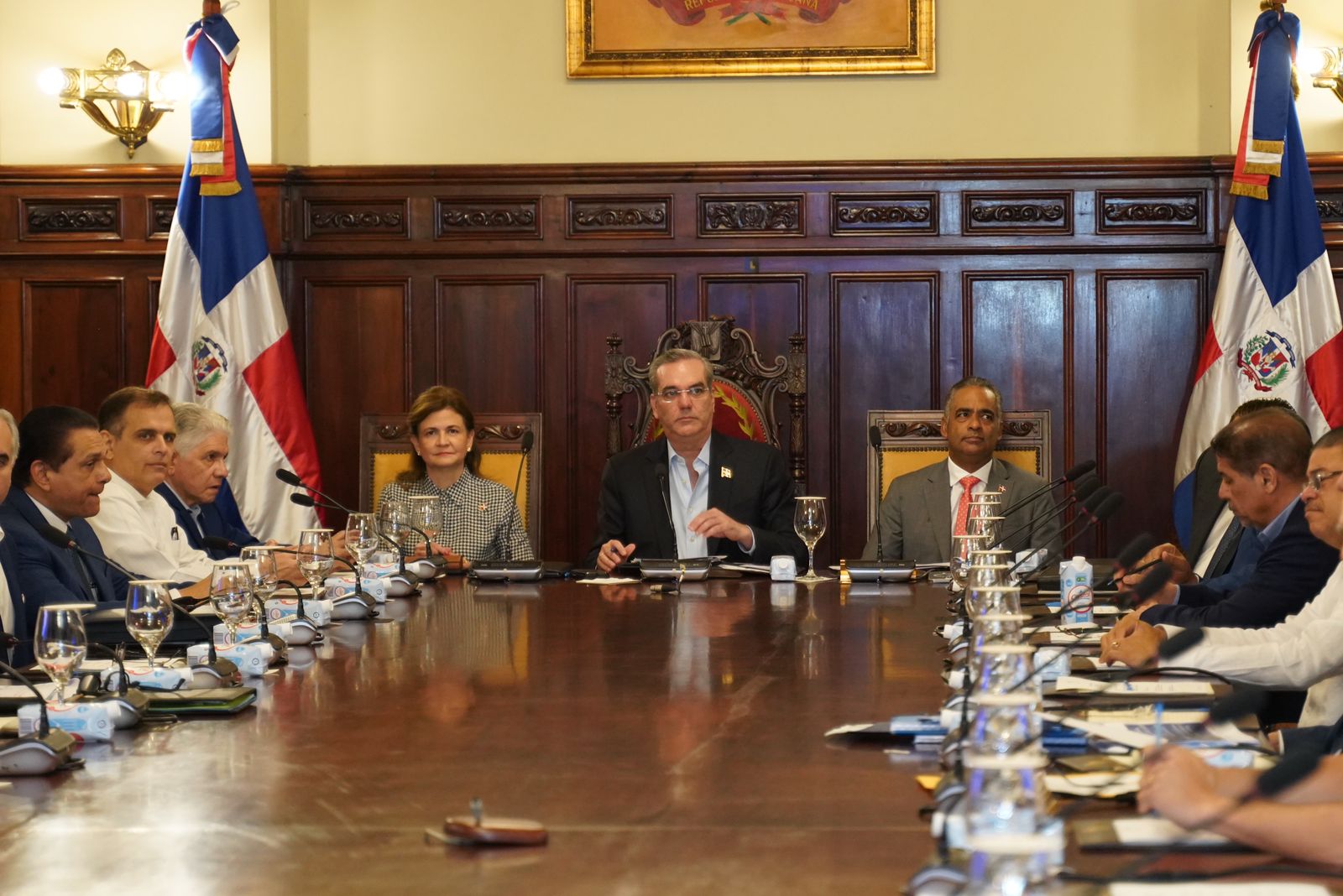 El presidente Luis Abinader, acompañado de la vicepresidenta Raquel Peña y el ministro de la Presidencia Joel Santos. En el Consejo de Ministros