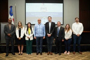 Los directores del CNCS, Juan Gabriel Gautreaux y Omar de los Santos; el gerente de Arquitectura de Soluciones de AWS, Guillaume Cecchin y el consejero Comercial Regional de la Embajada de Estados Unidos, Eric Wolff.