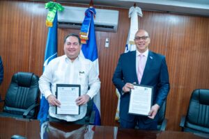 Juan Gabriel Gautreaux, junto a Mario Lama en la firma del convenio entre CNSC y SNS