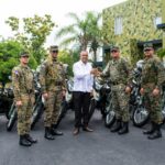 Joel Santos Echavarría hace entrega de llaves de motocicletas al mayor general Carlos Antonio Fernández Onofre.