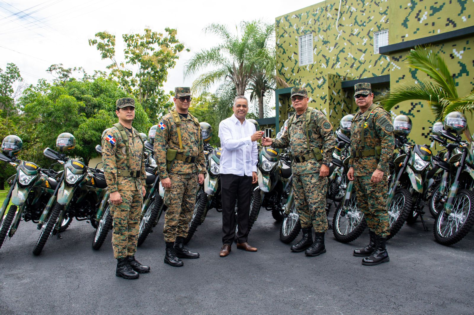 9-1-1 entrega 50 nuevas motocicletas y 200 terminales de radio al Ejército de la República