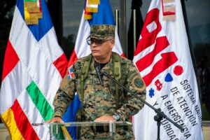 El mayor general Carlos Antonio Fernández Onofre, comandante general del Ejército de República Dominicana, agradece donación.