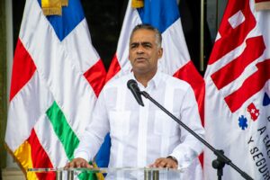 El ministro de la Presidencia, Joel Santos, ofrece palabras durante entrega de motocicletas.
