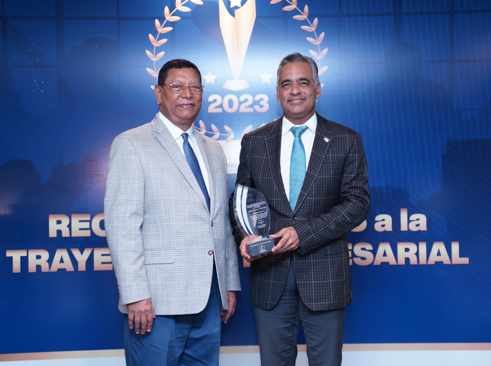 El ministro Joel Santos Echavarría recibe reconocimiento por trayectoria y aportes al país