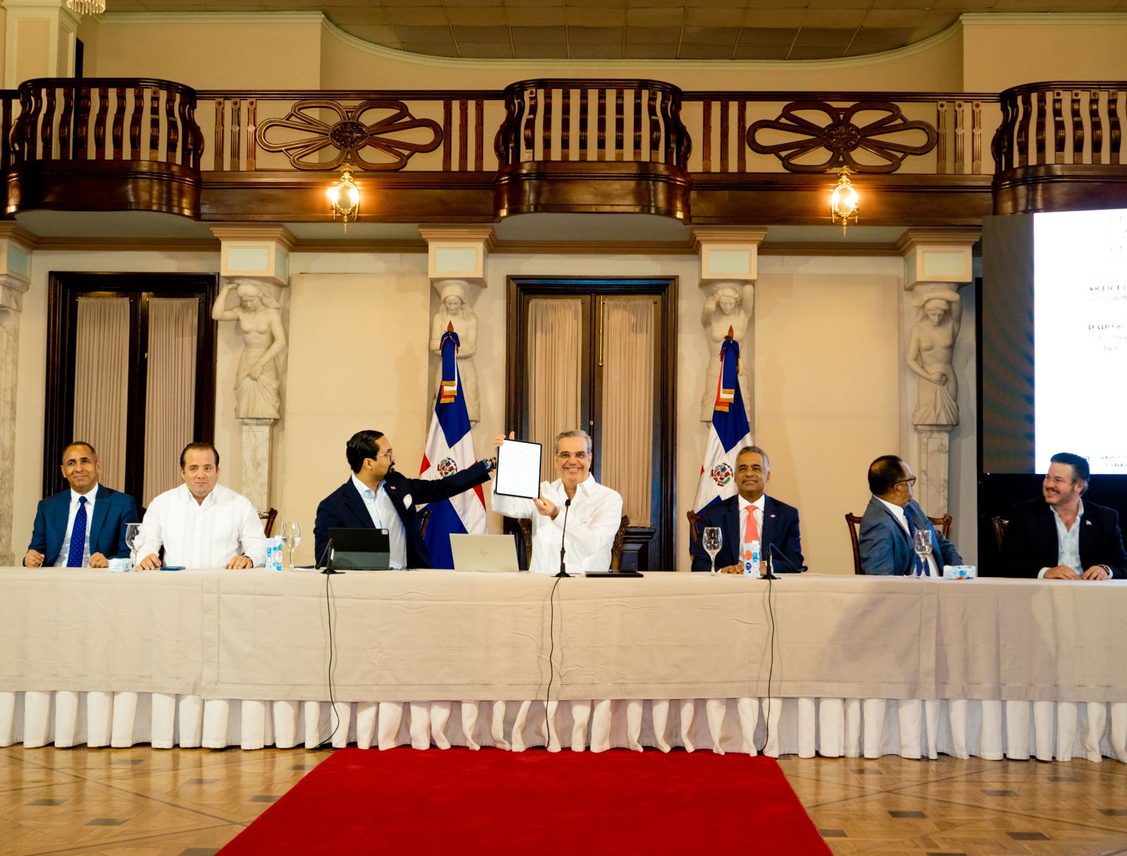 Presidente Abinader firma primer decreto de manera digital