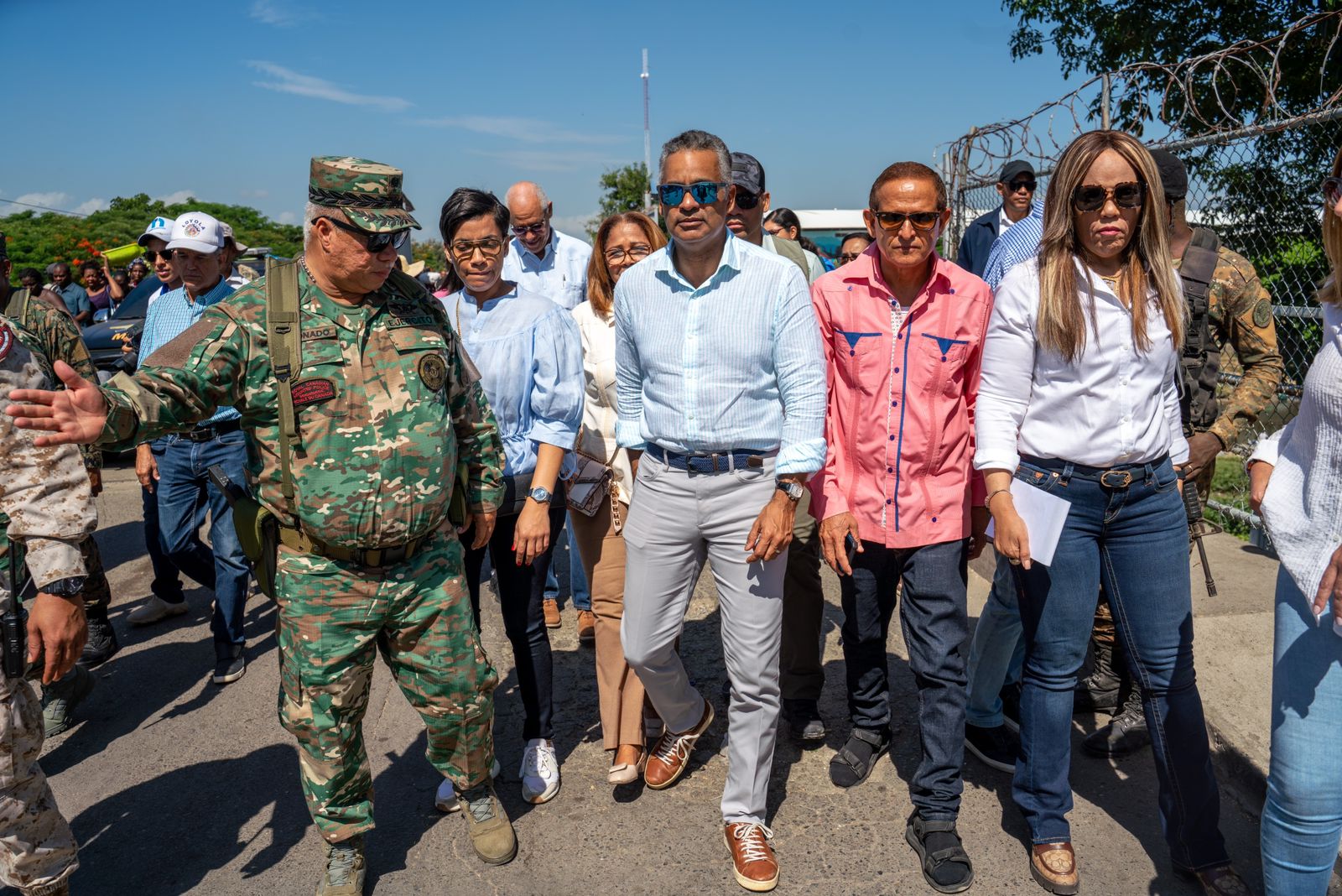 Ministro Santos Echavarría supervisa avances del muro fronterizo en Dajabón; escucha a comunitarios de Manzanillo y Montecristi