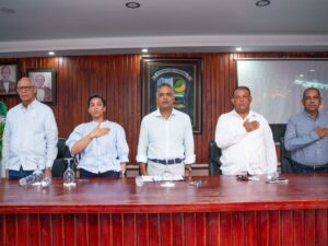 Línea de honor encabezada por el ministro de la Presidencia y la gobernadora de Montecristi, Nelsy Cruz.