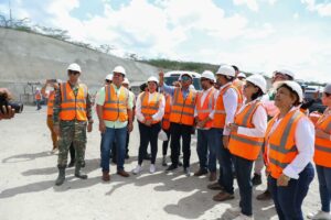El ministro Joel Santos, el director del Indrhi, Olmedo Caba Romano; el director del 9-1-1, Randolfo Rijo y otros funcionarios.