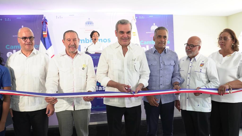 Presidente Abinader inaugura un liceo y un edificio para servicios estudiantiles en Loyola, San Cristóbal