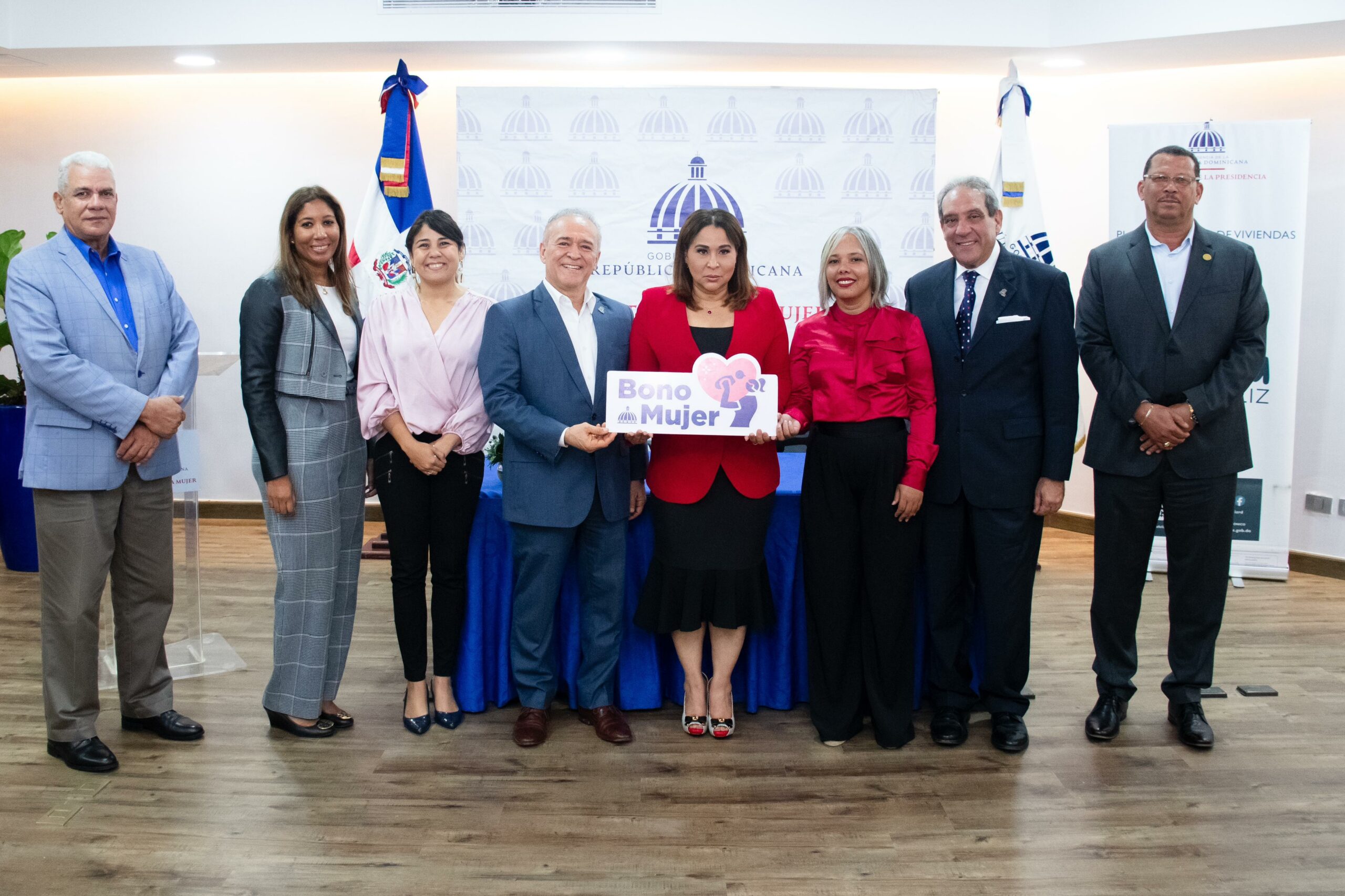 Gobierno aumenta a RD$7.0 millones el Bono Mujer para beneficiarias del Plan Familia Feliz del residencial Don Antonio, en San Cristóbal