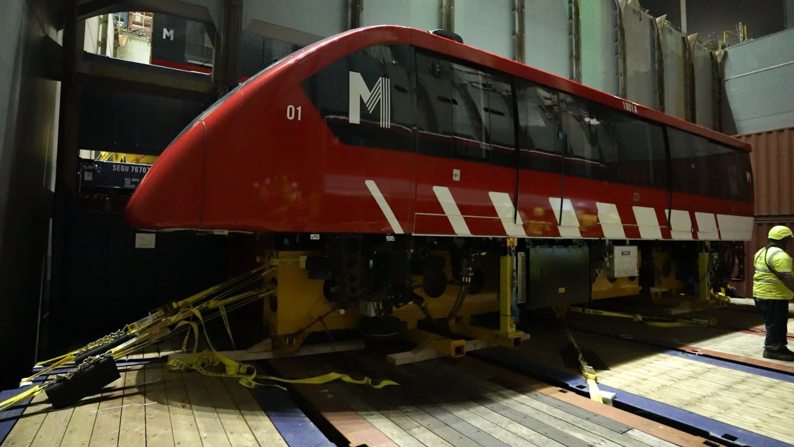 Llega al país el primer tren y 4 vagones del Monorriel de Santiago