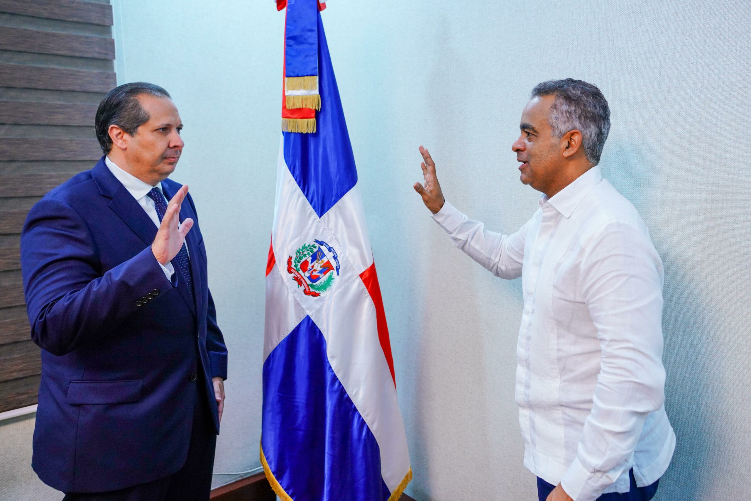 Ministro Santos Echavarría juramenta a Víctor Atallah como nuevo ministro del Ministerio de Salud