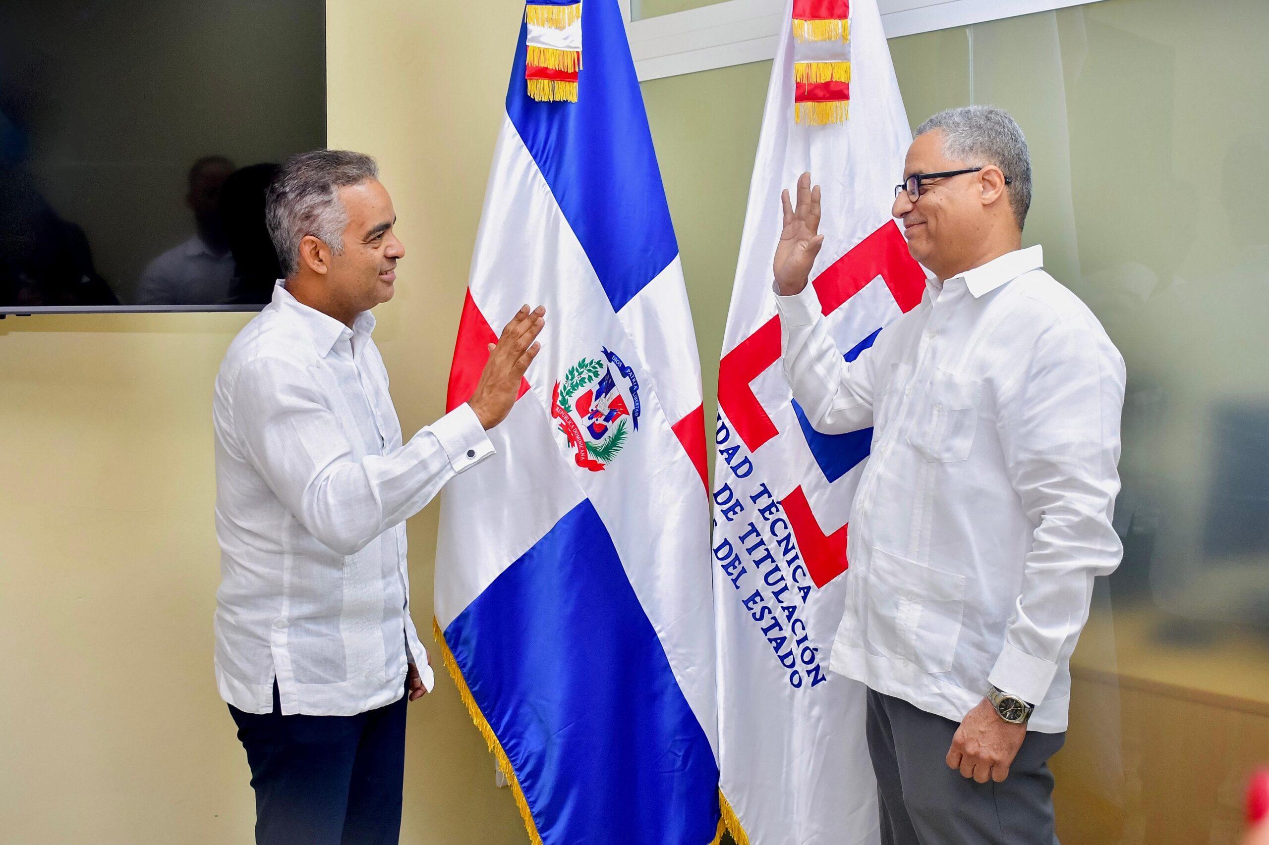 Ministro de la Presidencia Joel Santos juramenta a nuevo subdirector de Titulación para la región Sur, Marino Esteban Vílchez
