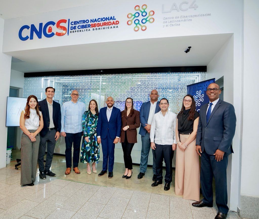 Delegación de la AmchamDR visita al Centro Nacional de Ciberseguridad; visualizan proyectos conjuntos en sectores salud, energía y transporte aéreo