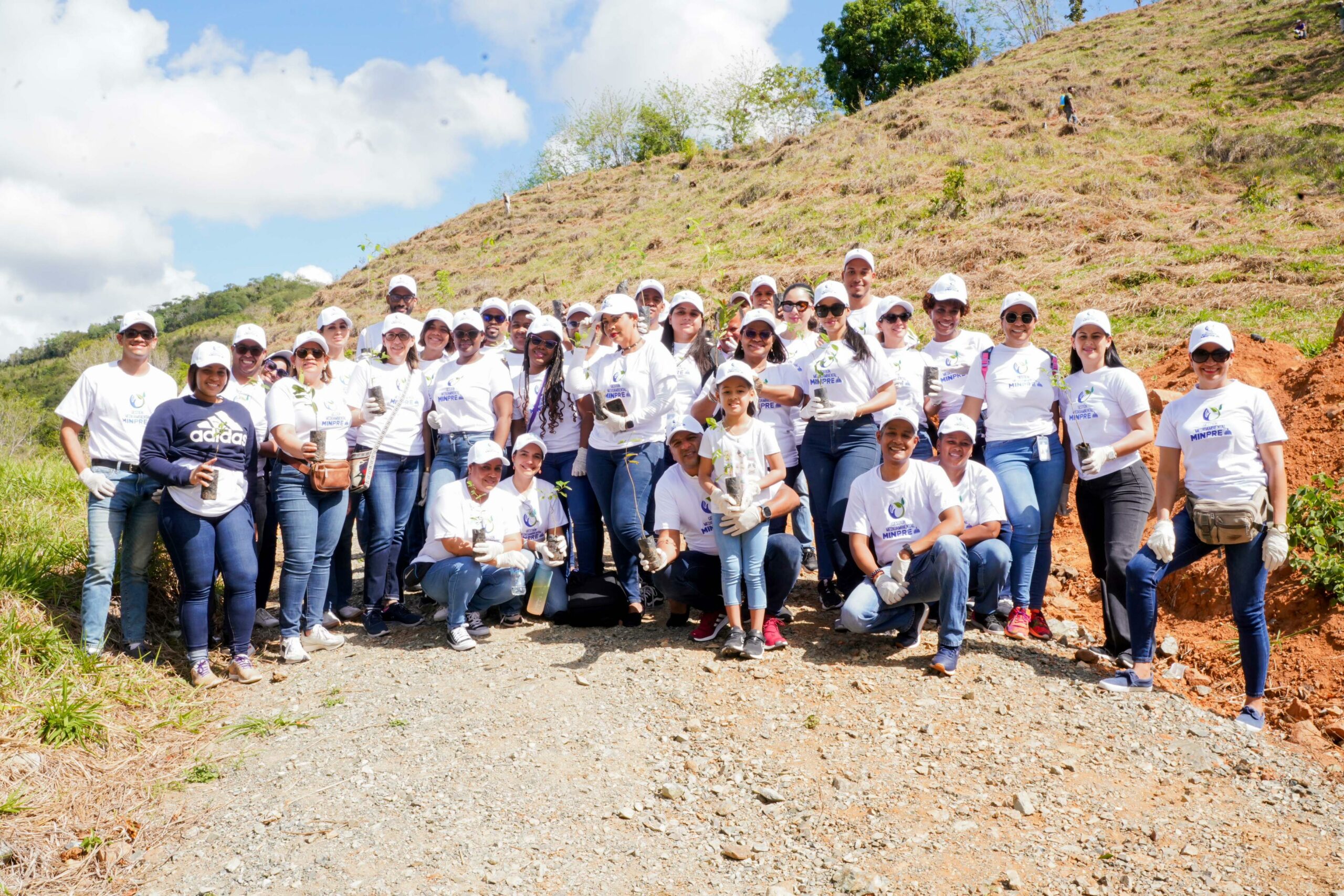 Ministerio de la Presidencia realiza jornada de reforestación en Sabana Grande de Boyá