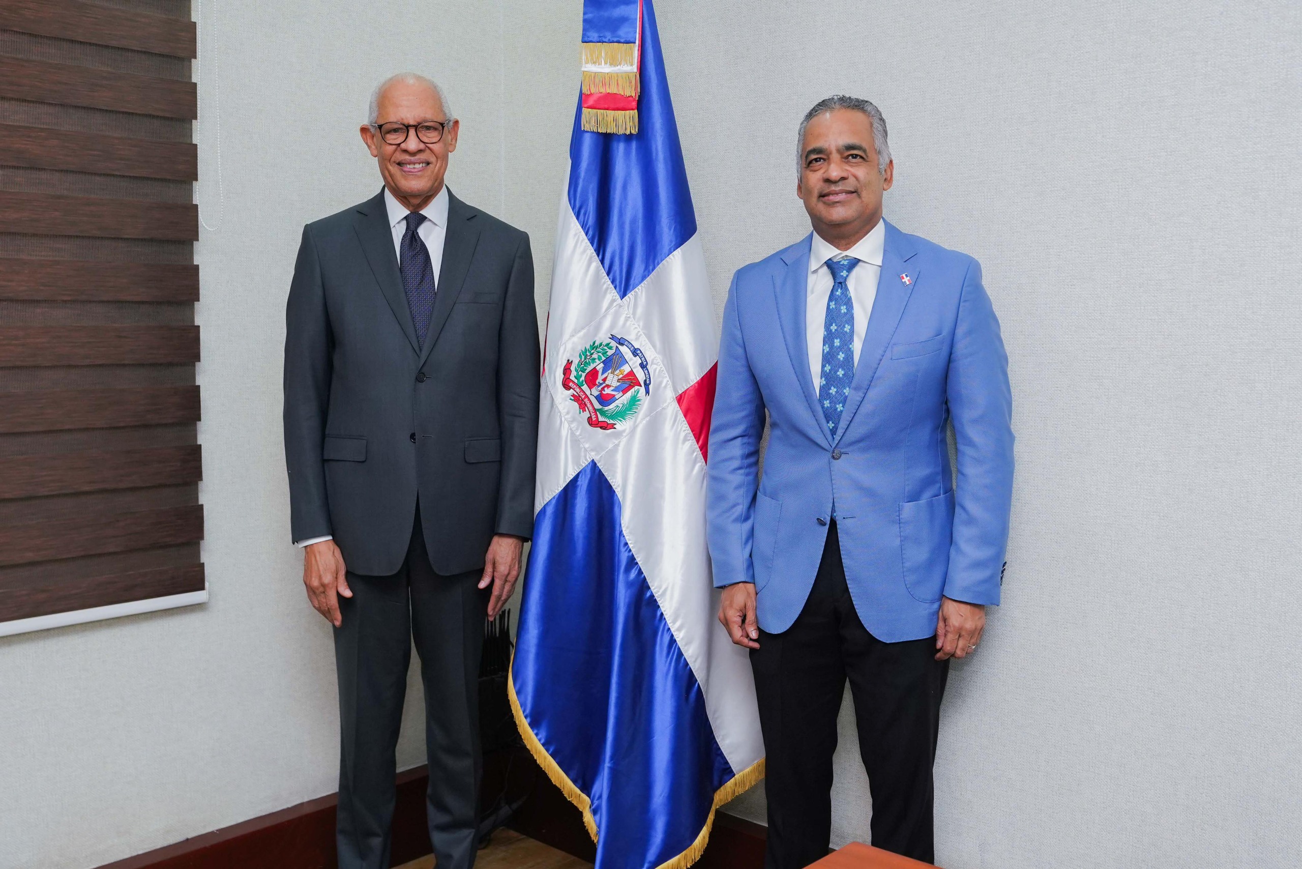 Ministro Santos Echavarría juramenta al nuevo rector del ITSC, José Ramón Holguín