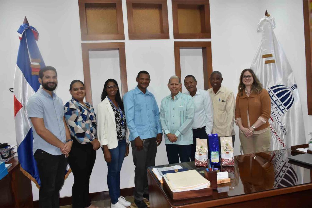Viceministro Domingo Matías sostiene encuentro con autoridades del municipio Los Cacaos, provincia San Cristóbal
