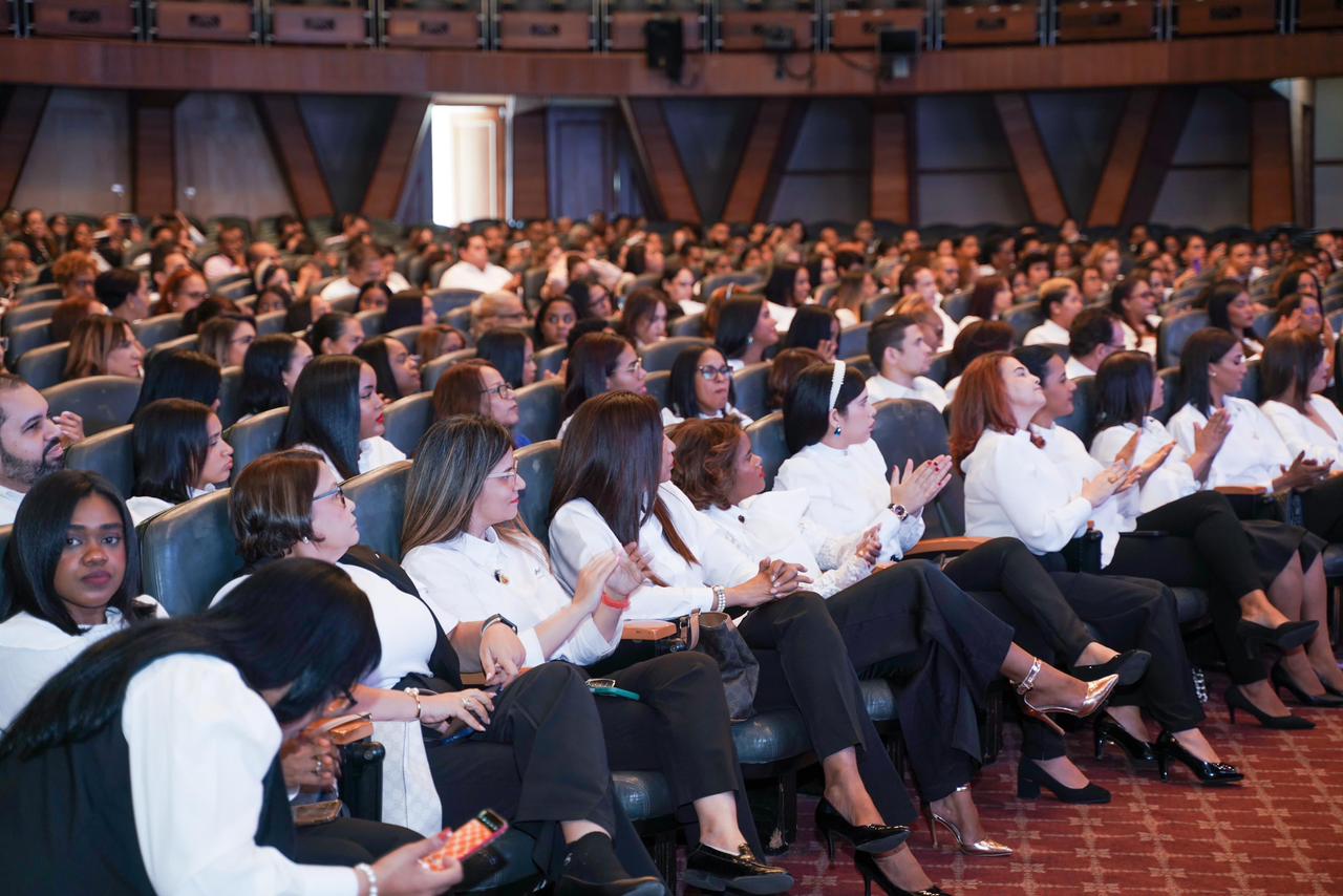 Más de 900 participantes culminan con éxito el Diplomado en Liderazgo Organizacional