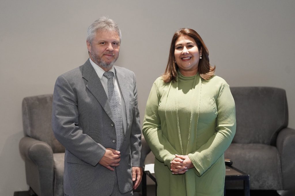 Vielka Polanco, directora ejecutiva del Centro Nacional de Fomento y Promoción de las Asociaciones sin Fines de Lucro (CASFL), del Ministerio de Economía, Planificación y Desarrollo, y Jimmy Bolaños, director ejecutivo de Costa Rica Integra, Capitulo Costarricense de Transparencia Internacional socializan políticas y estrategias para un entorno favorable de las ASFL. 