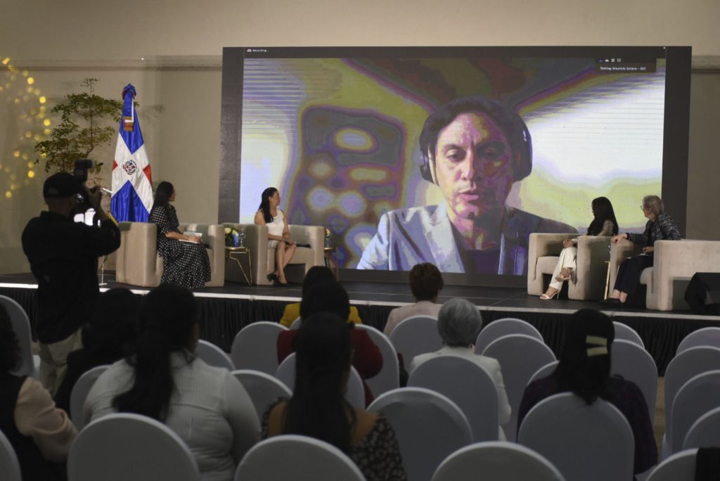 Con la moderación de la directora general de Cooperación Bilateral, Clara Aquino, representantes de tres instituciones presentan sus experiencias de cooperación con otros países.
