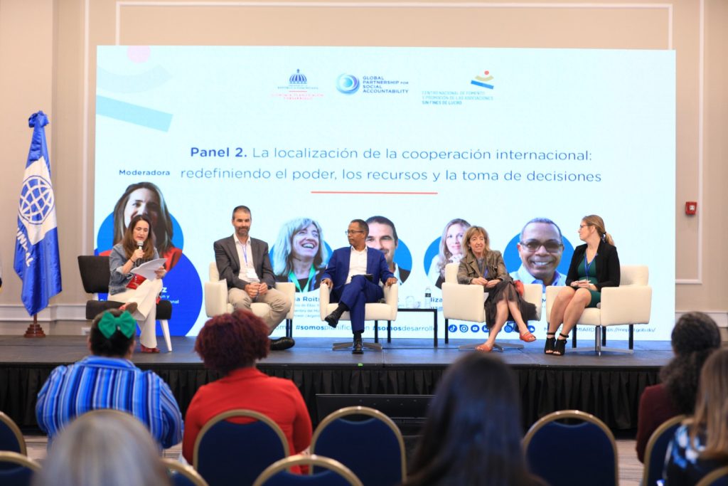 Participantes del panel sobre la localización de la cooperación internacional y el trabajo social en las comunidades.