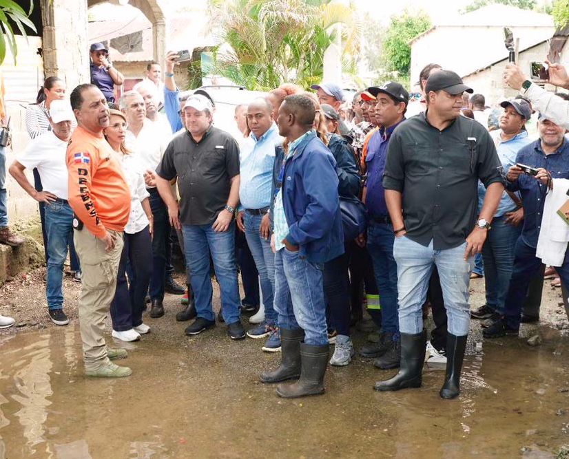 Ministro Paliza recorre zonas afectadas en Cabarete por lluvias; dispone de un gran operativo para auxiliar a la población