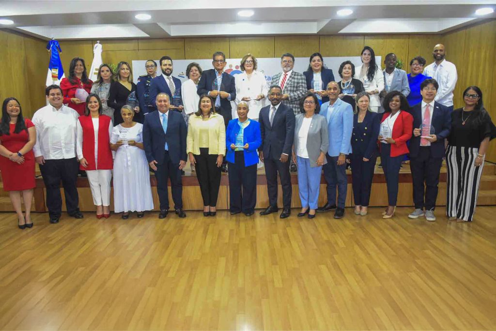 Reconocen labor altruista en duodécima edición del Premio Nacional Voluntariado