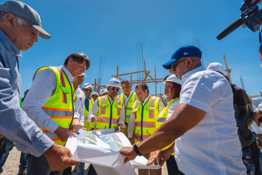 Paliza supervisa construcción aeropuerto de San Juan; inaugura obras en el sur.