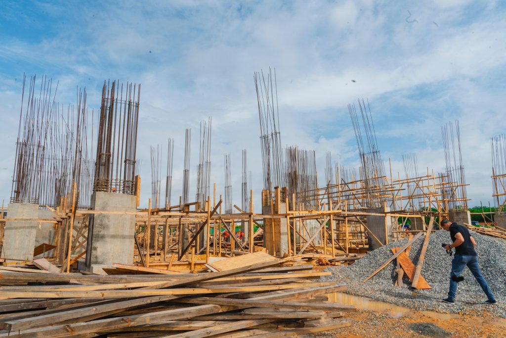 Paliza y Bonilla supervisan construcción de la UASD en SDE