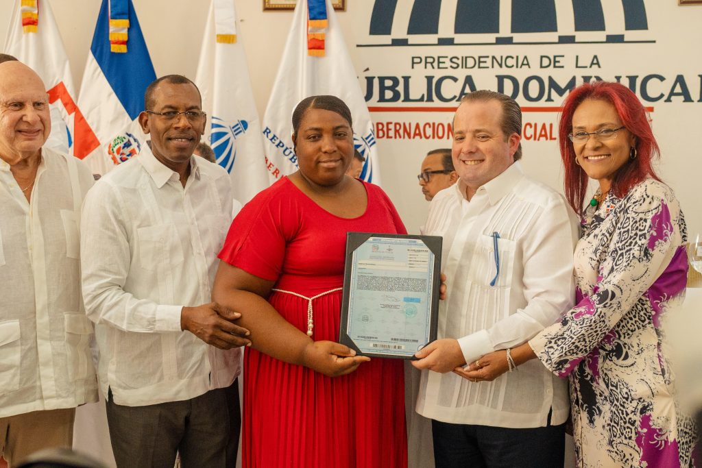 Paliza encabeza entrega de más de 300 títulos de propiedad en Samaná
