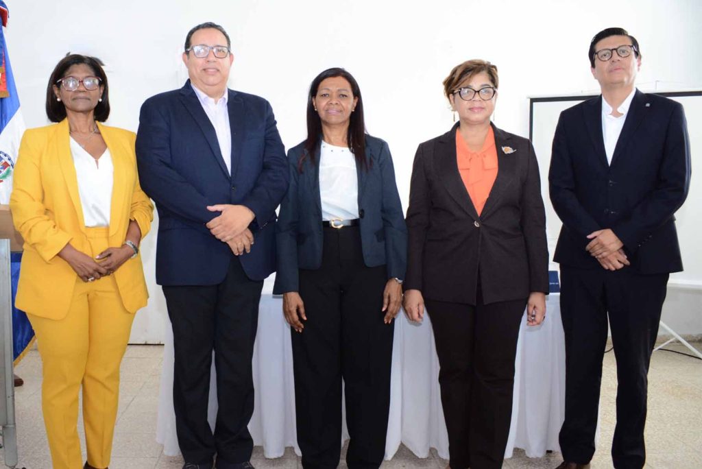 Realizan remozamiento y entrega de equipos médicos al Centro de Atención Primaria Mujeres en Acción Madre Cándida en el sector Los Mina Sur