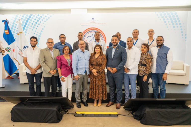 Gobierno da seguimiento con técnicos de Educación al programa “Escuela como Centro de Desarrollo”.