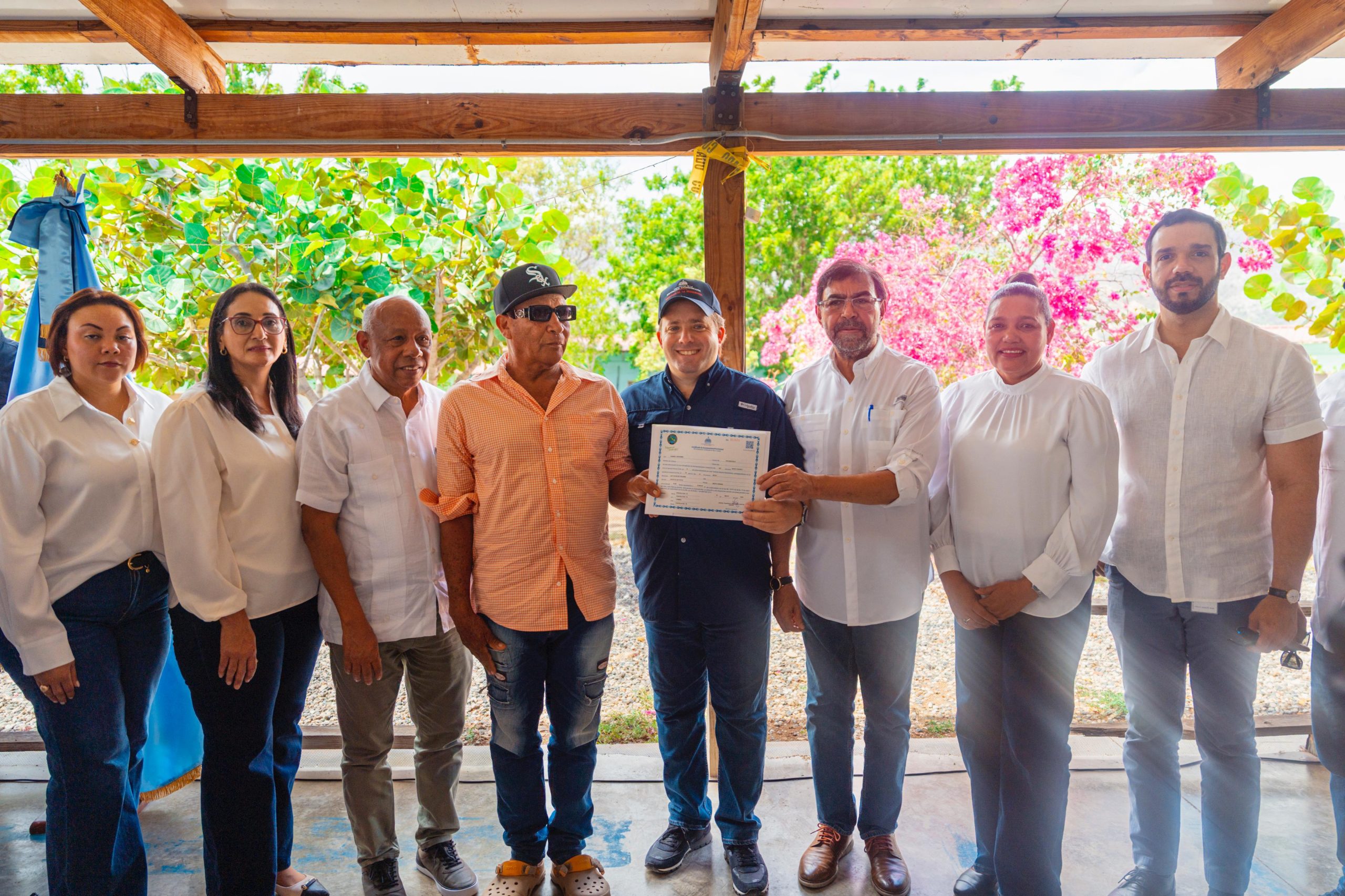 Paliza entrega compensación económica y tierras a familias en Monte Grande; desarrolla agenda en San Juan