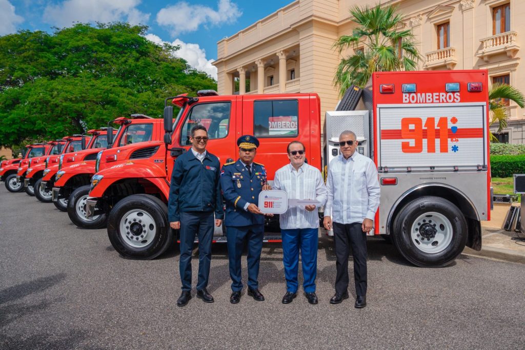 Gobierno entrega 12 nuevos camiones de bomberos para fortalecer respuesta a emergencias 2