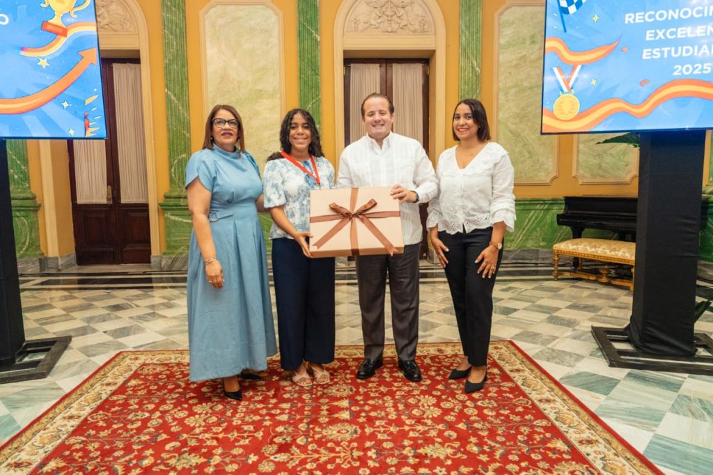 Ministro Paliza entrega Premios a la Excelencia Estudiantil 2025