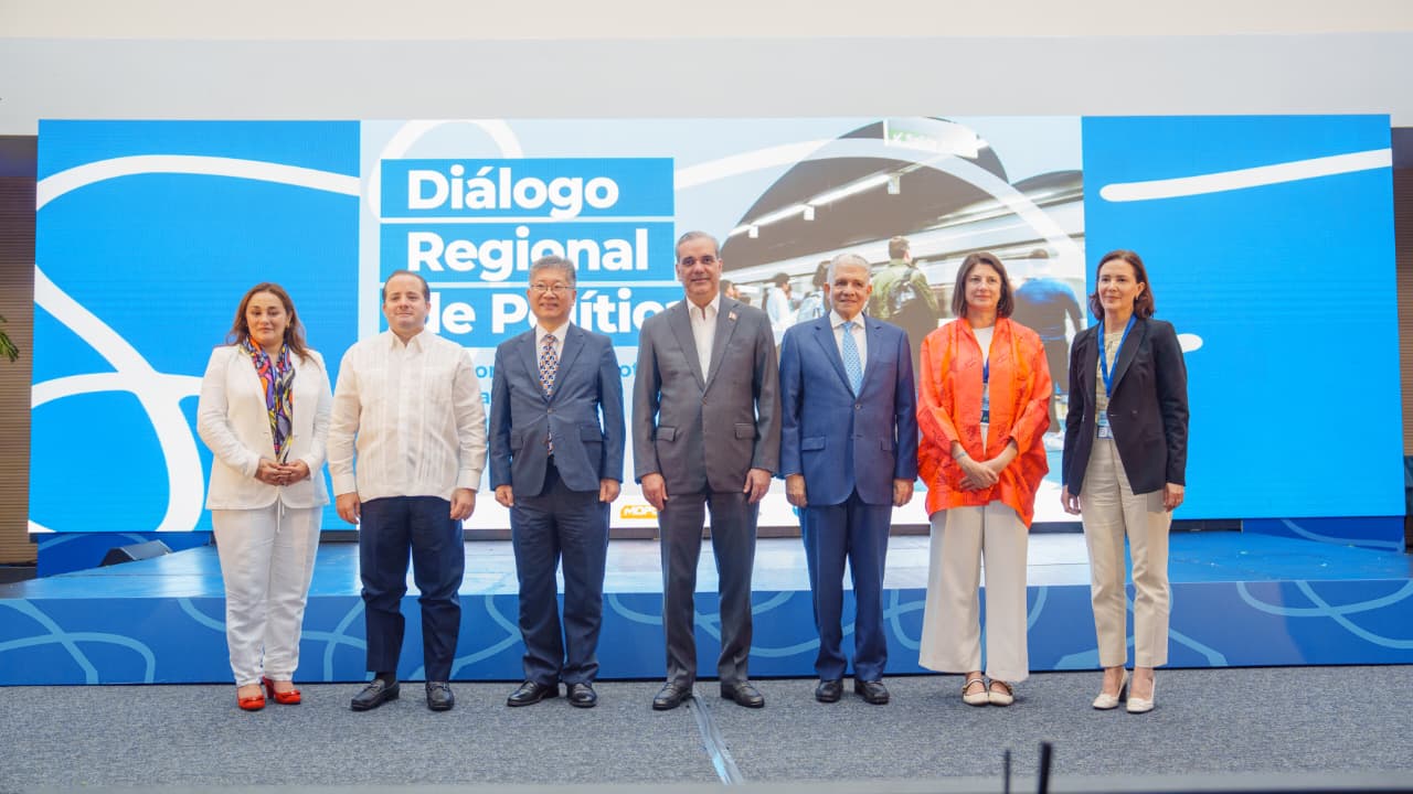 Presidente Abinader encabeza apertura del Diálogo Regional sobre Políticas de Transporte, acompañado por el ministro José Ignacio Paliza