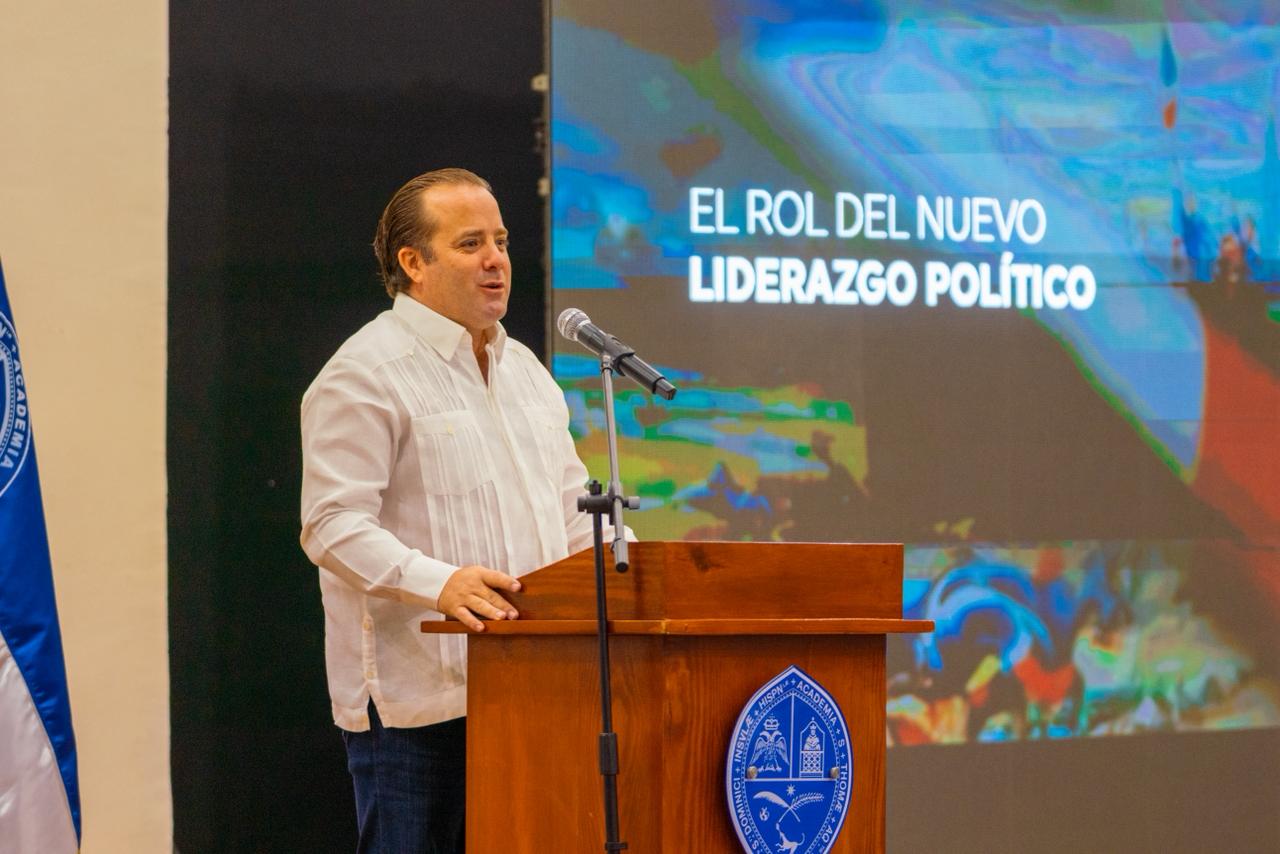 Paliza resalta desarrollo de infraestructuras en la región sur durante conferencia en Azua