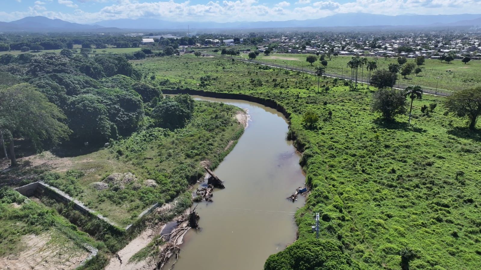 Paliza encabeza inspección del muro fronterizo en Dajabón, canal La Vigía y presa de Guayubín