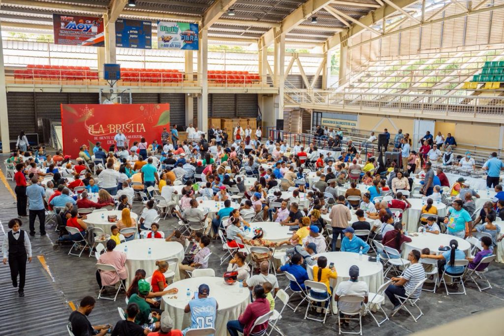 Paliza encabeza almuerzos navideños en Azua y Barahona junto a más de 800 personas