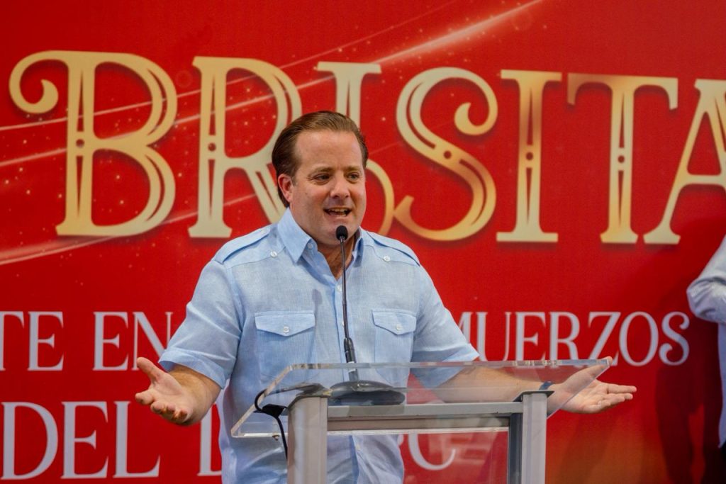 Paliza encabeza almuerzos navideños en Azua y Barahona junto a más de 800 personas