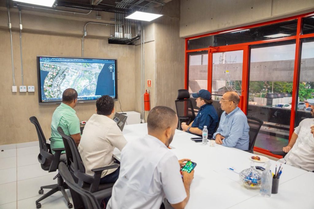Paliza realiza recorrido técnico por el Monorriel de Santiago, que alcanza 87.8 % de avance