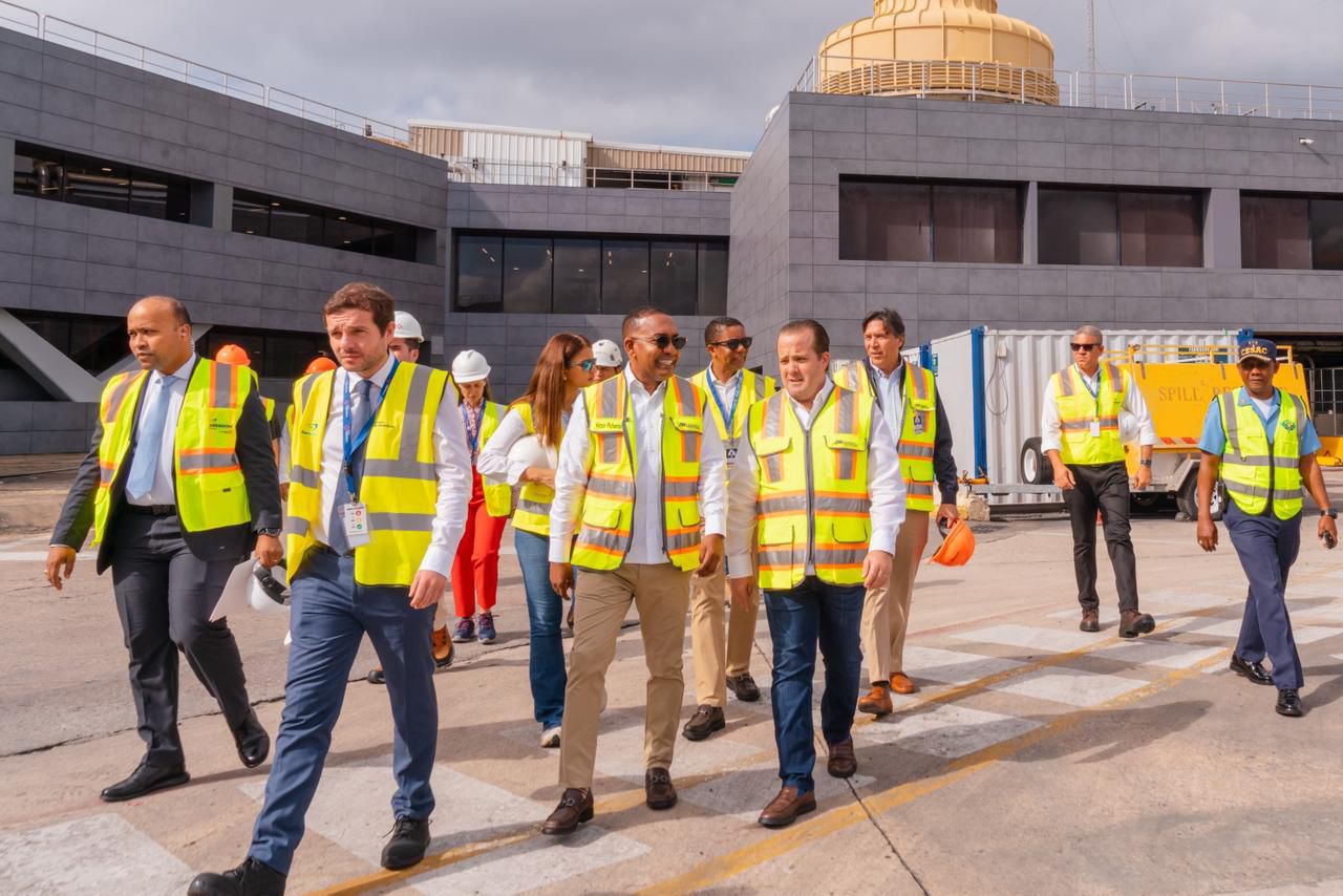 Ministro Paliza supervisa avances de nueva terminal y sistema de equipajes del AILA