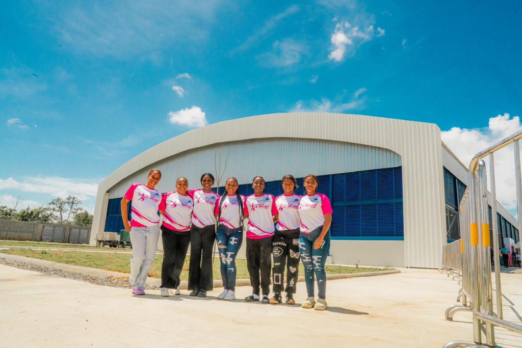 El Complejo Deportivo de la Ciudad Juan Bosch cuenta con cerca de 2,000 metros cuadrados de tabloncillo sintético en su polideportivo, además de una cancha de baloncesto con dimensiones internacionales adaptable a voleibol, y una cancha polivalente para disciplinas como karate, judo, gimnasia y boxeo.