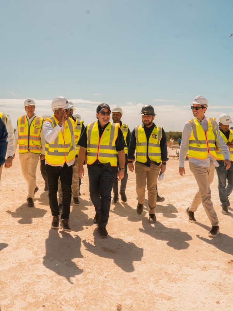 Ministro Paliza recorre construcción del Aeropuerto Internacional Cabo Rojo; avanza conforme al cronograma