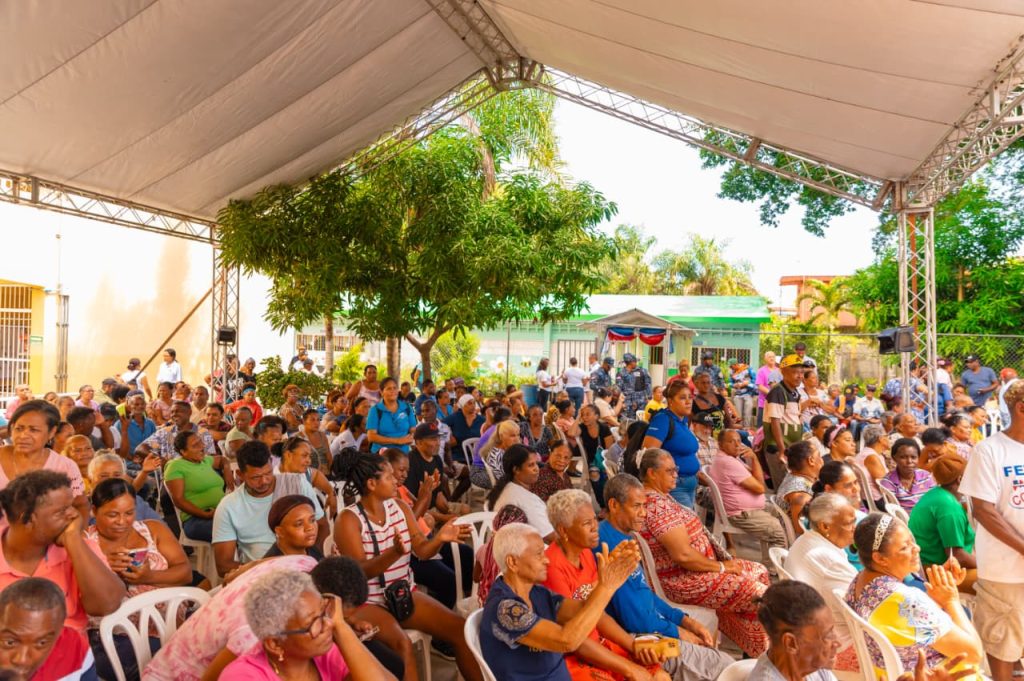 Paliza encabeza entrega de enseres, alimentos y Bono de Emergencia en Villa Montellano
