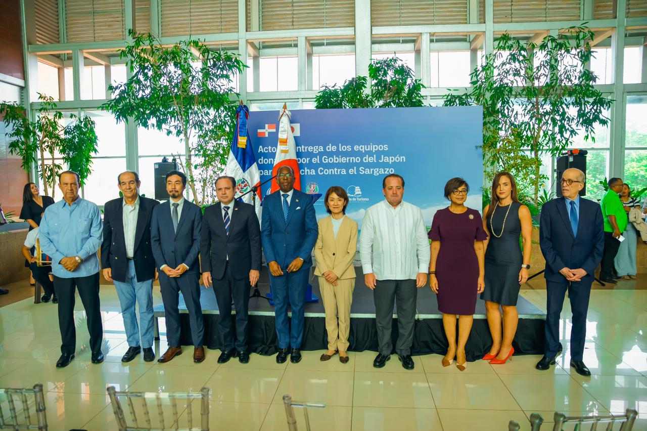 Gobierno recibe 16 equipos donados por Japón para enfrentar el sargazo en las costas dominicanas