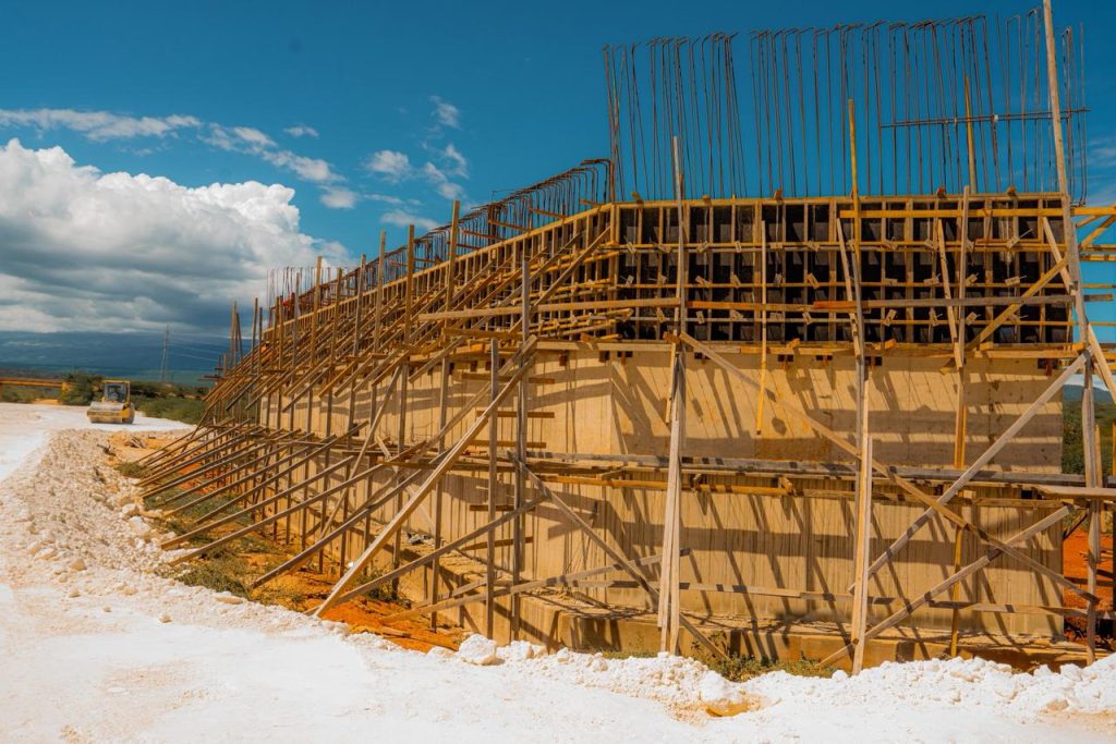 Ministro Paliza supervisa avances en Cabo Rojo; aeropuerto estará listo en febrero del 2027